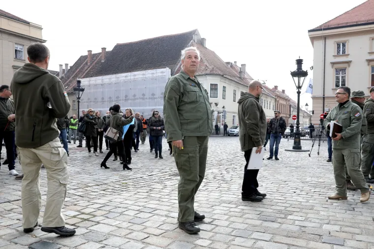Pedesetak članova sindikata i zaposlenika u Hrvatskom centru za razminiranje (HCR) okupilo se u četvrtak na Markovu trgu prosvjedujući protiv zaključka Vlade kojim bi od 1. siječnja iduće godine HCR prelaskom u sustav MUP-a prestao postojati kao zasebna javna ustanova, što bi moglo znatno usporiti ili čak zaustaviti razminiranje.