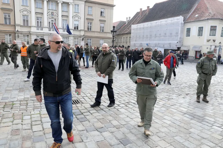 Pedesetak članova sindikata i zaposlenika u Hrvatskom centru za razminiranje (HCR) okupilo se u četvrtak na Markovu trgu prosvjedujući protiv zaključka Vlade kojim bi od 1. siječnja iduće godine HCR prelaskom u sustav MUP-a prestao postojati kao zasebna javna ustanova, što bi moglo znatno usporiti ili čak zaustaviti razminiranje.