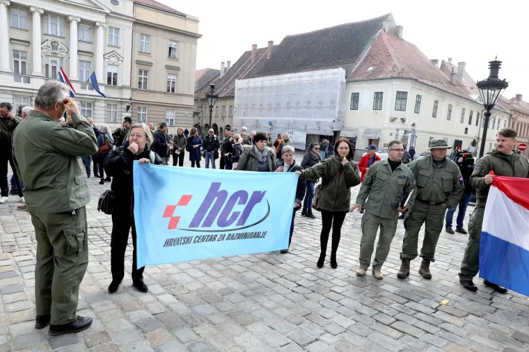 Pedesetak članova sindikata i zaposlenika u Hrvatskom centru za razminiranje (HCR) okupilo se u četvrtak na Markovu trgu prosvjedujući protiv zaključka Vlade kojim bi od 1. siječnja iduće godine HCR prelaskom u sustav MUP-a prestao postojati kao zasebna javna ustanova, što bi moglo znatno usporiti ili čak zaustaviti razminiranje.
