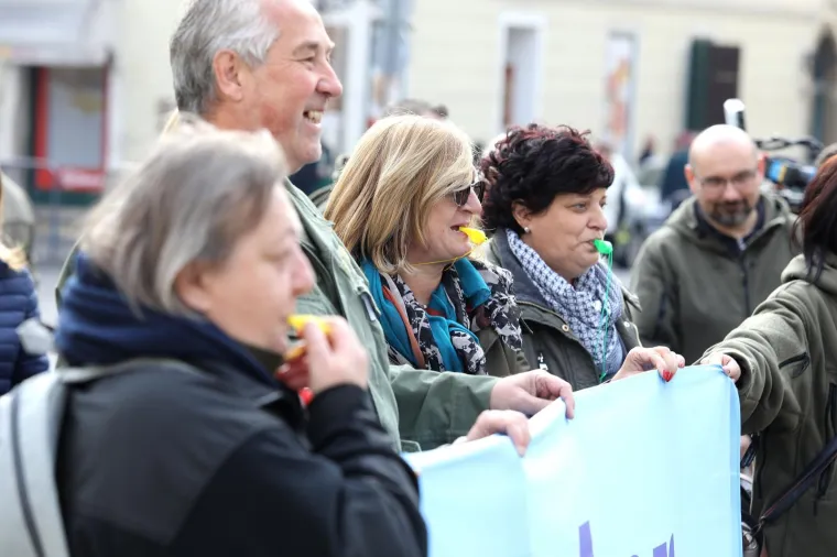 Pedesetak članova sindikata i zaposlenika u Hrvatskom centru za razminiranje (HCR) okupilo se u četvrtak na Markovu trgu prosvjedujući protiv zaključka Vlade kojim bi od 1. siječnja iduće godine HCR prelaskom u sustav MUP-a prestao postojati kao zasebna javna ustanova, što bi moglo znatno usporiti ili čak zaustaviti razminiranje.