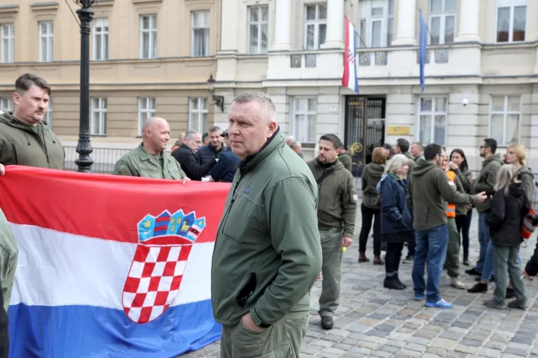 Pedesetak članova sindikata i zaposlenika u Hrvatskom centru za razminiranje (HCR) okupilo se u četvrtak na Markovu trgu prosvjedujući protiv zaključka Vlade kojim bi od 1. siječnja iduće godine HCR prelaskom u sustav MUP-a prestao postojati kao zasebna javna ustanova, što bi moglo znatno usporiti ili čak zaustaviti razminiranje.