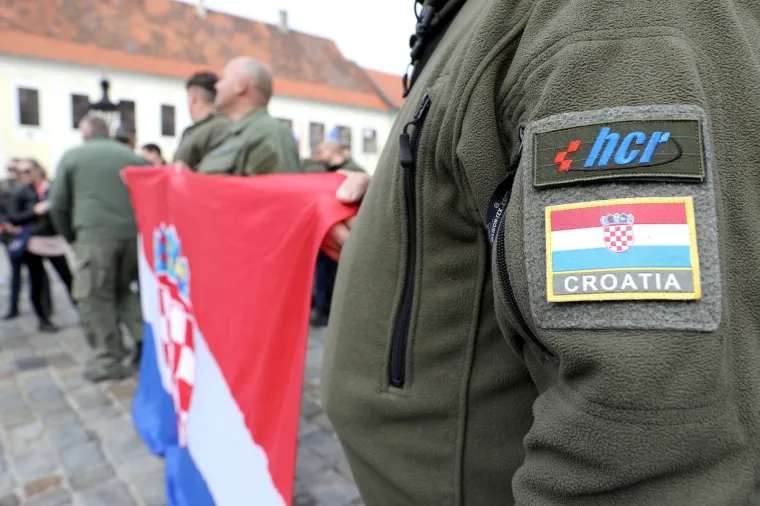 Pedesetak članova sindikata i zaposlenika u Hrvatskom centru za razminiranje (HCR) okupilo se u četvrtak na Markovu trgu prosvjedujući protiv zaključka Vlade kojim bi od 1. siječnja iduće godine HCR prelaskom u sustav MUP-a prestao postojati kao zasebna javna ustanova, što bi moglo znatno usporiti ili čak zaustaviti razminiranje.