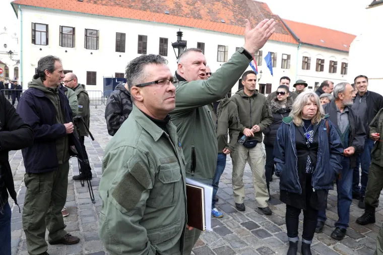 Pedesetak članova sindikata i zaposlenika u Hrvatskom centru za razminiranje (HCR) okupilo se u četvrtak na Markovu trgu prosvjedujući protiv zaključka Vlade kojim bi od 1. siječnja iduće godine HCR prelaskom u sustav MUP-a prestao postojati kao zasebna javna ustanova, što bi moglo znatno usporiti ili čak zaustaviti razminiranje.