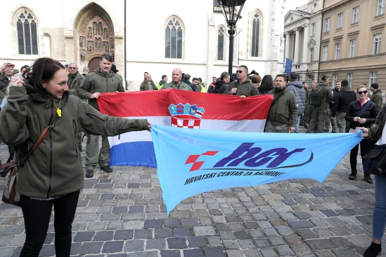 Pedesetak članova sindikata i zaposlenika u Hrvatskom centru za razminiranje (HCR) okupilo se u četvrtak na Markovu trgu prosvjedujući protiv zaključka Vlade kojim bi od 1. siječnja iduće godine HCR prelaskom u sustav MUP-a prestao postojati kao zasebna javna ustanova, što bi moglo znatno usporiti ili čak zaustaviti razminiranje.