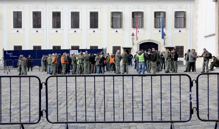 Pedesetak članova sindikata i zaposlenika u Hrvatskom centru za razminiranje (HCR) okupilo se u četvrtak na Markovu trgu prosvjedujući protiv zaključka Vlade kojim bi od 1. siječnja iduće godine HCR prelaskom u sustav MUP-a prestao postojati kao zasebna javna ustanova, što bi moglo znatno usporiti ili čak zaustaviti razminiranje.