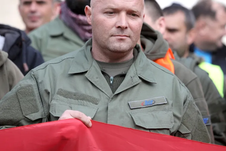 Pedesetak članova sindikata i zaposlenika u Hrvatskom centru za razminiranje (HCR) okupilo se u četvrtak na Markovu trgu prosvjedujući protiv zaključka Vlade kojim bi od 1. siječnja iduće godine HCR prelaskom u sustav MUP-a prestao postojati kao zasebna javna ustanova, što bi moglo znatno usporiti ili čak zaustaviti razminiranje.