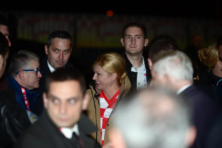 MNOGI POZNATI POHRLILI NA MAKSIMIR: Pogledajte tko je sve do&scaron;ao podržati Vatrene. Na tribini su najvatrenija navijačica, ali i ministar