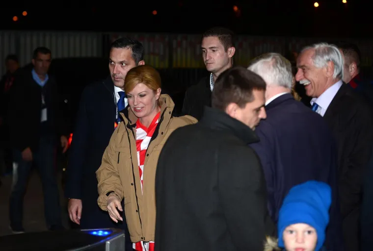 MNOGI POZNATI POHRLILI NA MAKSIMIR: Pogledajte tko je sve do&scaron;ao podržati Vatrene. Na tribini su najvatrenija navijačica, ali i ministar