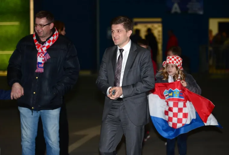 MNOGI POZNATI POHRLILI NA MAKSIMIR: Pogledajte tko je sve do&scaron;ao podržati Vatrene. Na tribini su najvatrenija navijačica, ali i ministar