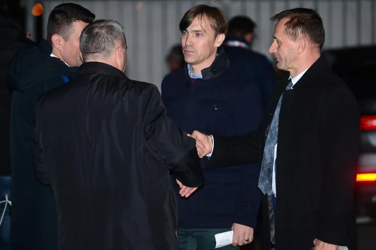 MNOGI POZNATI POHRLILI NA MAKSIMIR: Pogledajte tko je sve do&scaron;ao podržati Vatrene. Na tribini su najvatrenija navijačica, ali i ministar