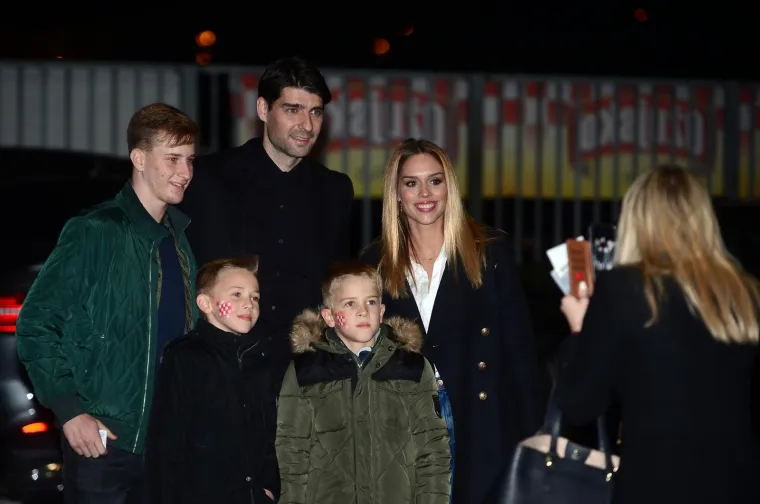 MNOGI POZNATI POHRLILI NA MAKSIMIR: Pogledajte tko je sve do&scaron;ao podržati Vatrene. Na tribini su najvatrenija navijačica, ali i ministar