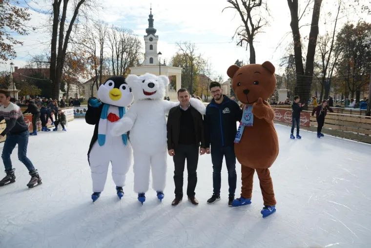 Za neke je blagdanska bajka već počela - Bjelovarčani prvi ove godine dobili zimsko klizalište na otvorenom