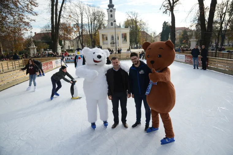Za neke je blagdanska bajka već počela - Bjelovarčani prvi ove godine dobili zimsko klizalište na otvorenom