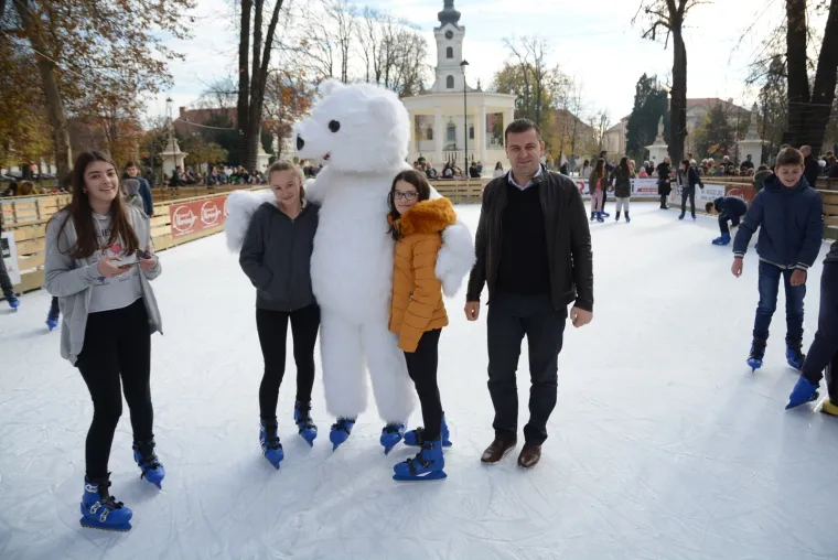 Za neke je blagdanska bajka već počela - Bjelovarčani prvi ove godine dobili zimsko klizalište na otvorenom
