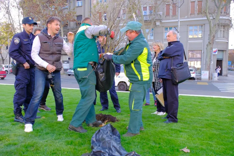 Ispred Me&scaron;trovićevog paviljona, Živi zid je organizirao akciju sađenja magnolija kako bi iskazali svoje neslaganje s politikom gradonačelnika Milana Bandića, koji je prije nekoliko tjedana otvorio novouređeni Trg žrtava fa&scaron;izma s umjetnom travom.