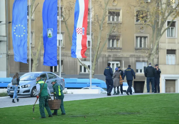 Ispred Me&scaron;trovićevog paviljona, Živi zid je organizirao akciju sađenja magnolija kako bi iskazali svoje neslaganje s politikom gradonačelnika Milana Bandića, koji je prije nekoliko tjedana otvorio novouređeni Trg žrtava fa&scaron;izma s umjetnom travom.