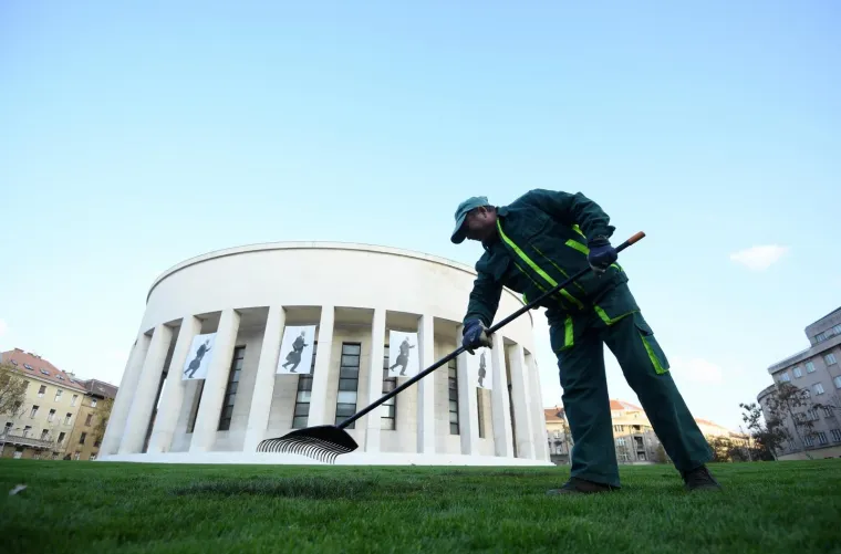 Ispred Me&scaron;trovićevog paviljona, Živi zid je organizirao akciju sađenja magnolija kako bi iskazali svoje neslaganje s politikom gradonačelnika Milana Bandića, koji je prije nekoliko tjedana otvorio novouređeni Trg žrtava fa&scaron;izma s umjetnom travom.