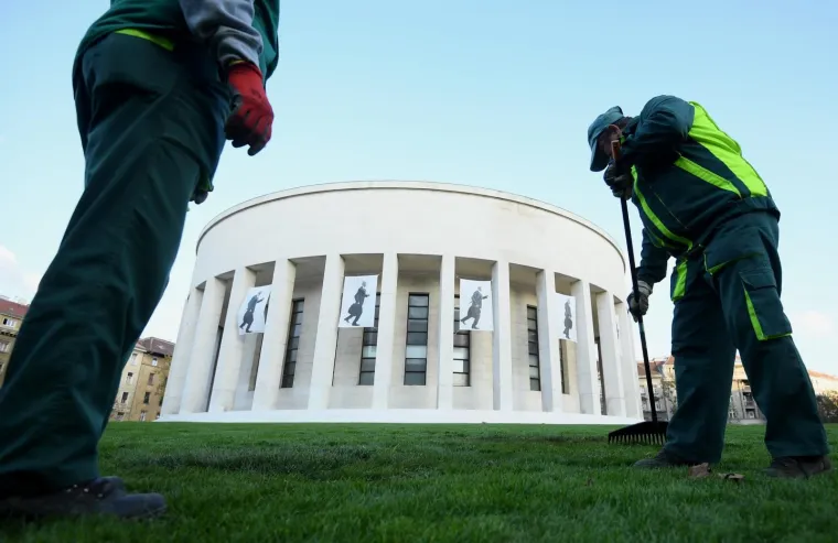 Ispred Me&scaron;trovićevog paviljona, Živi zid je organizirao akciju sađenja magnolija kako bi iskazali svoje neslaganje s politikom gradonačelnika Milana Bandića, koji je prije nekoliko tjedana otvorio novouređeni Trg žrtava fa&scaron;izma s umjetnom travom.