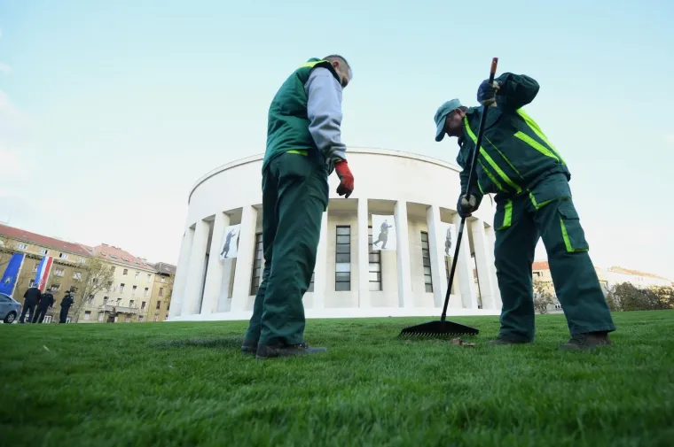 Ispred Me&scaron;trovićevog paviljona, Živi zid je organizirao akciju sađenja magnolija kako bi iskazali svoje neslaganje s politikom gradonačelnika Milana Bandića, koji je prije nekoliko tjedana otvorio novouređeni Trg žrtava fa&scaron;izma s umjetnom travom.