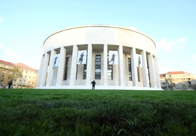 Ispred Me&scaron;trovićevog paviljona, Živi zid je organizirao akciju sađenja magnolija kako bi iskazali svoje neslaganje s politikom gradonačelnika Milana Bandića, koji je prije nekoliko tjedana otvorio novouređeni Trg žrtava fa&scaron;izma s umjetnom travom.