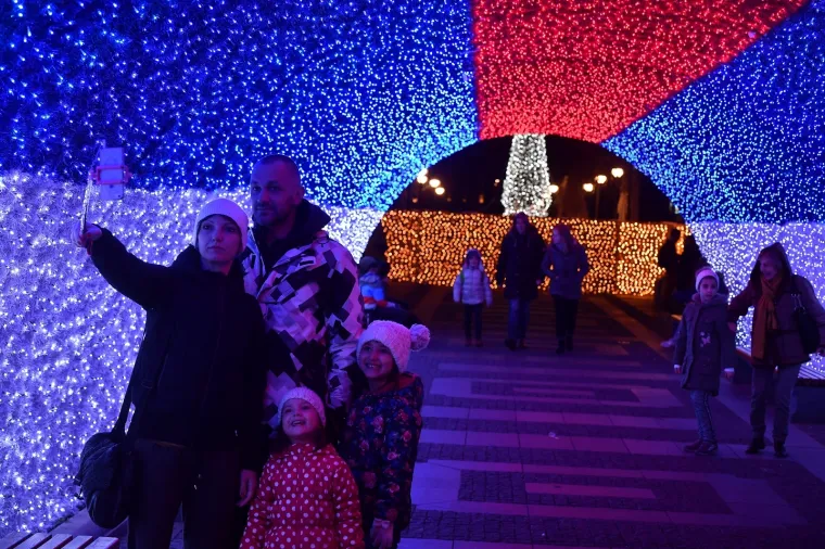 Na beogradskim ulicama upaljena novogodišnja rasvjeta