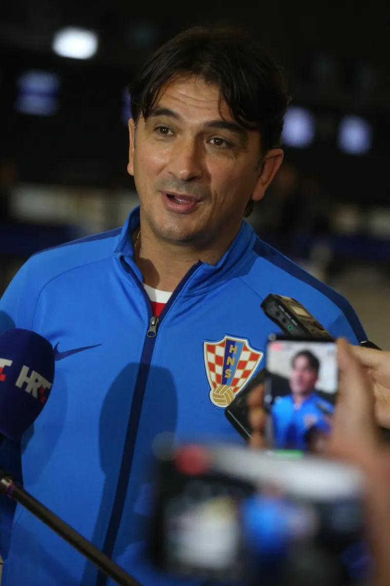 Na aerodromu "Dr. Franjo Tuđman" izbornik se obratio medijima, slikao se i s navijačima, bio je dobro raspoložen, iako mu ova ozljeda remeti planove.