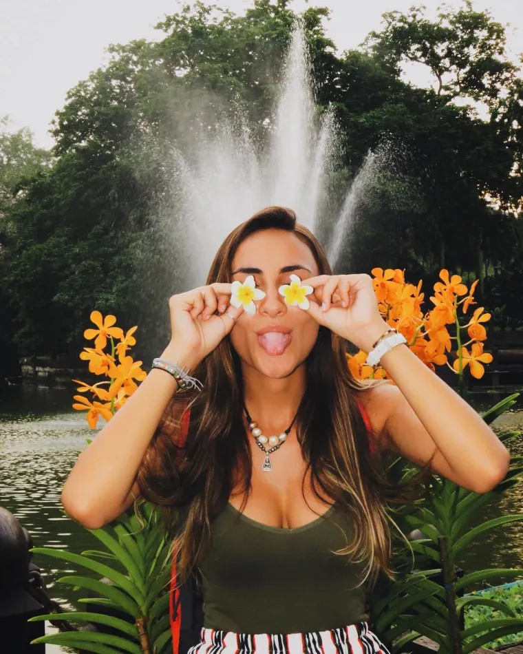 UZA SVE DRUGE ATRIBUTE IZBACILE I JEZIK: Ili su jako nepristojne, ili žele pokazati ba&scaron; sve svoje talente