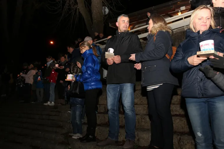 Karlovac: U rijeku Kupu pu&scaron;teno 200 lampiona u spomen na 200 žrtava Ovčare