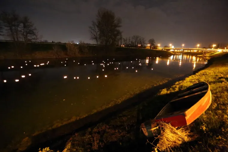 Karlovac: U rijeku Kupu pu&scaron;teno 200 lampiona u spomen na 200 žrtava Ovčare