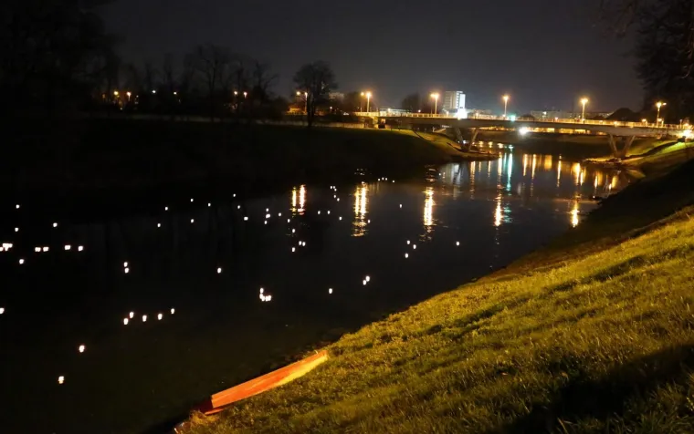 Karlovac: U rijeku Kupu pu&scaron;teno 200 lampiona u spomen na 200 žrtava Ovčare