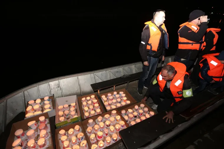 Karlovac: U rijeku Kupu pu&scaron;teno 200 lampiona u spomen na 200 žrtava Ovčare