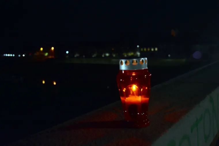 Sisak: U spomen na žrtvu Vukovara na Starom mostu zapaljene su svijeće