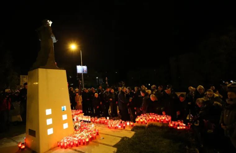 Split: Građani pale svijeće u u Vukovarskoj ulici i kod spomenika Dječaka s luminom