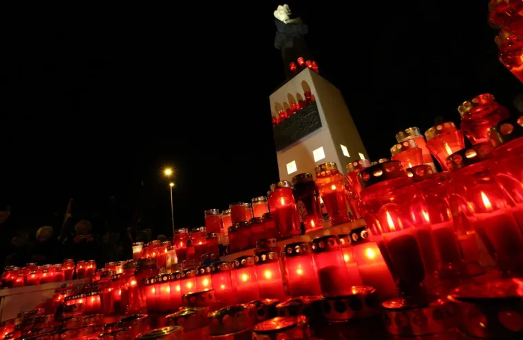 Split: Građani pale svijeće u u Vukovarskoj ulici i kod spomenika Dječaka s luminom