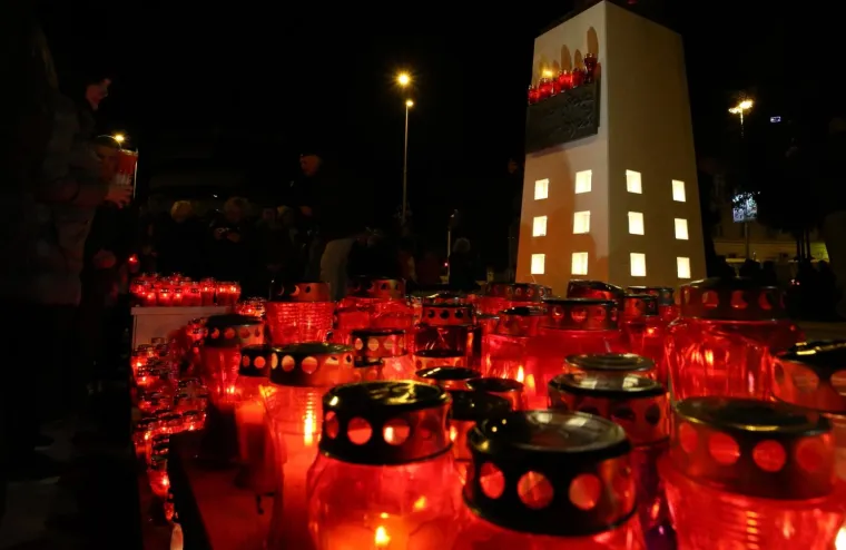 Split: Građani pale svijeće u u Vukovarskoj ulici i kod spomenika Dječaka s luminom