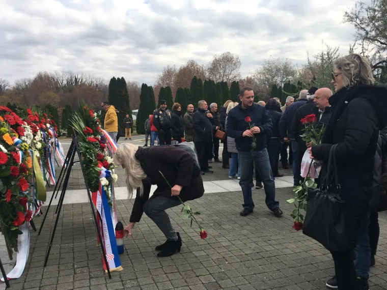 Na memorijalnom groblju u Vukovaru položeni vijenci za nestale