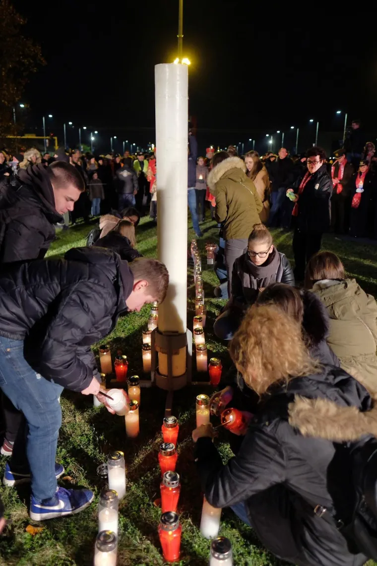 OBLJETNICA PADA GRADA HEROJA OBILJEŽENA U ZAGREBU: Duž Vukovarske ulice upaljene svijeće