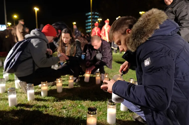 OBLJETNICA PADA GRADA HEROJA OBILJEŽENA U ZAGREBU: Duž Vukovarske ulice upaljene svijeće