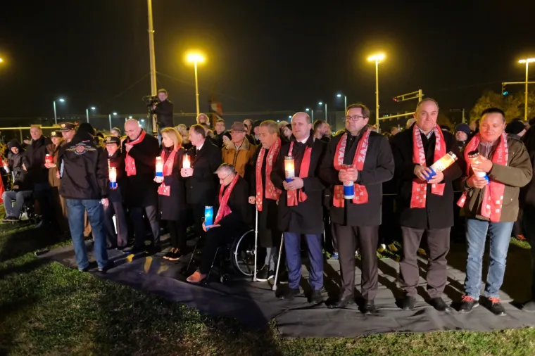 OBLJETNICA PADA GRADA HEROJA OBILJEŽENA U ZAGREBU: Duž Vukovarske ulice upaljene svijeće