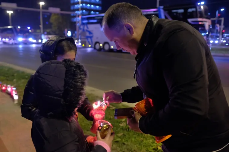 OBLJETNICA PADA GRADA HEROJA OBILJEŽENA U ZAGREBU: Duž Vukovarske ulice upaljene svijeće