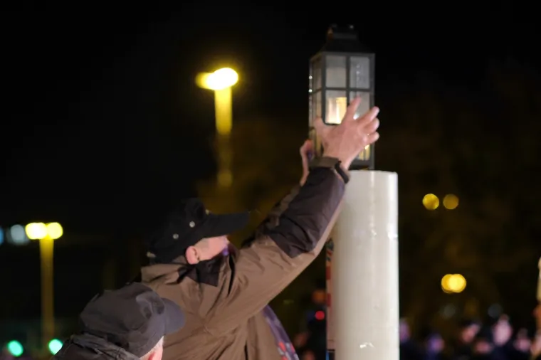 OBLJETNICA PADA GRADA HEROJA OBILJEŽENA U ZAGREBU: Duž Vukovarske ulice upaljene svijeće