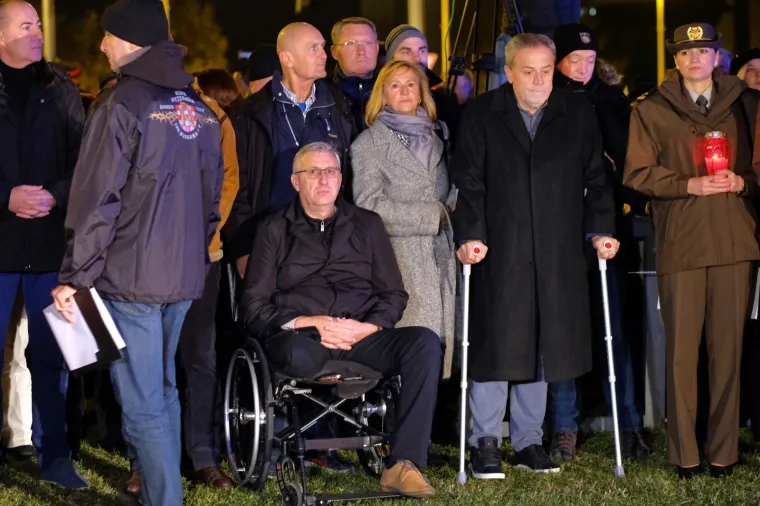 OBLJETNICA PADA GRADA HEROJA OBILJEŽENA U ZAGREBU: Duž Vukovarske ulice upaljene svijeće