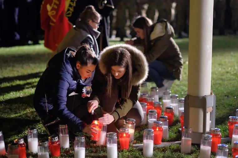 OBLJETNICA PADA GRADA HEROJA OBILJEŽENA U ZAGREBU: Duž Vukovarske ulice upaljene svijeće