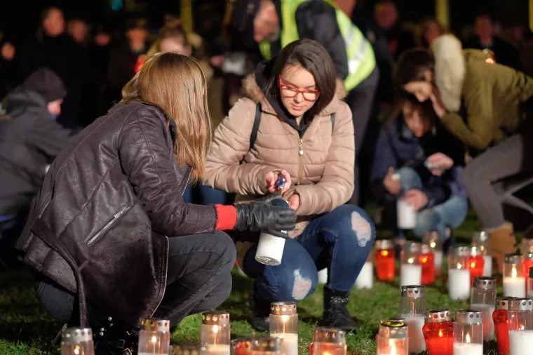OBLJETNICA PADA GRADA HEROJA OBILJEŽENA U ZAGREBU: Duž Vukovarske ulice upaljene svijeće