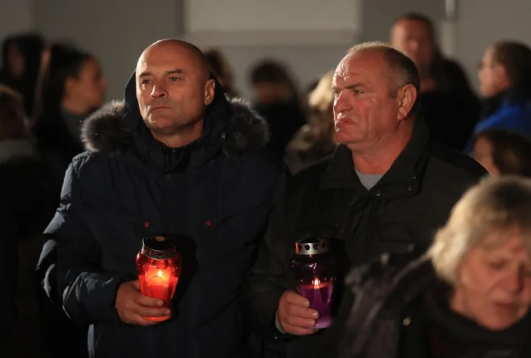 STIGLA I PREDSJEDNICA: Paljenje svijeća ispred Opće bolnice Vukovar uoči Dana sjećanja na žrtvu Vukovara