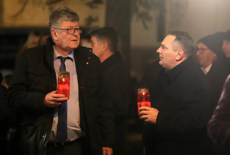 STIGLA I PREDSJEDNICA: Paljenje svijeća ispred Opće bolnice Vukovar uoči Dana sjećanja na žrtvu Vukovara