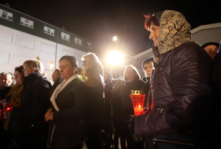 STIGLA I PREDSJEDNICA: Paljenje svijeća ispred Opće bolnice Vukovar uoči Dana sjećanja na žrtvu Vukovara