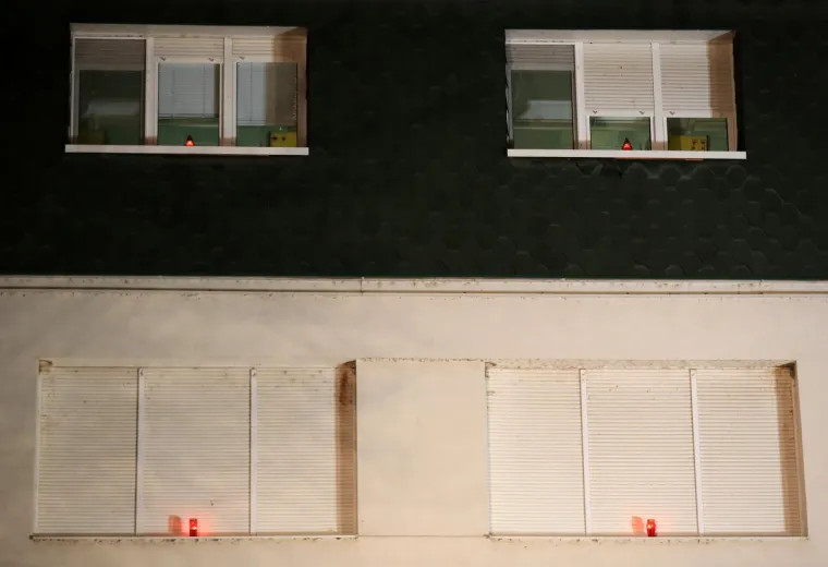 STIGLA I PREDSJEDNICA: Paljenje svijeća ispred Opće bolnice Vukovar uoči Dana sjećanja na žrtvu Vukovara