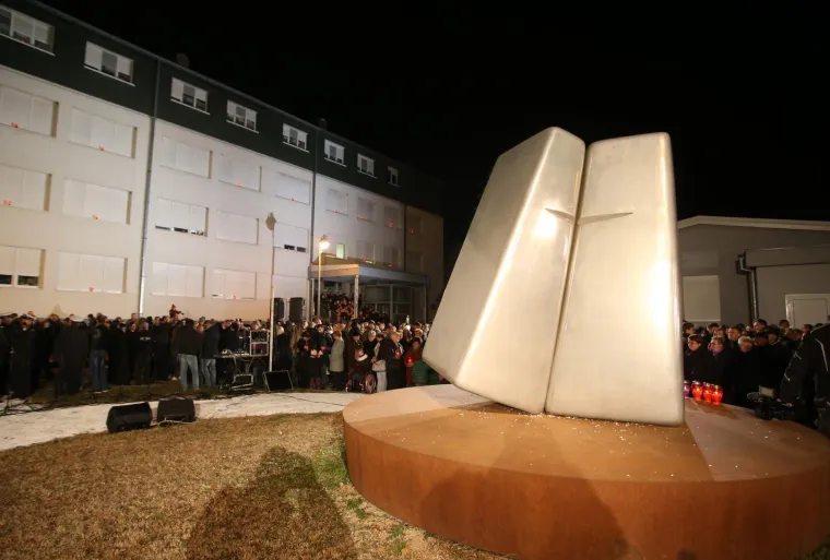 STIGLA I PREDSJEDNICA: Paljenje svijeća ispred Opće bolnice Vukovar uoči Dana sjećanja na žrtvu Vukovara