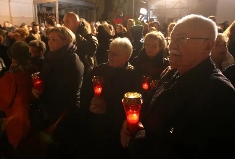 STIGLA I PREDSJEDNICA: Paljenje svijeća ispred Opće bolnice Vukovar uoči Dana sjećanja na žrtvu Vukovara